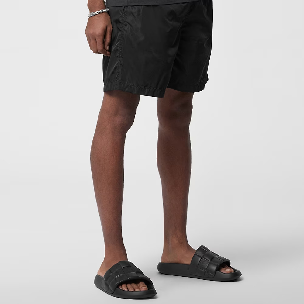 Shop 路易威登黑色防水便鞋 1AAR8W