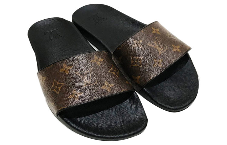 Shop 路易威登 (Louis Vuitton) Waterfront 橡膠露趾平底圓頭時尚拖鞋 男款 黑棕色