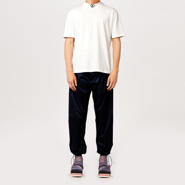 Lookbook LOUIS VUITTON Baju Turtleneck Putih Logo Sulaman 1A40R