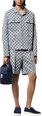 LOUIS VUITTON x America''s Cup SS24 Celana Pendek Kotak-Kotak Abu-Abu. 1AFVT7 Shop LOUIS VUITTON x America''s Cup SS24 Celana Pendek Kotak-Kotak Abu-Abu. 1AFVT7
