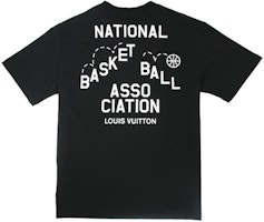 LOUIS VUITTON x NBA 黑色印花經典男女同款T恤。 1A8X0U Lookbook LOUIS VUITTON x NBA 黑色印花經典男女同款T恤。 1A8X0U