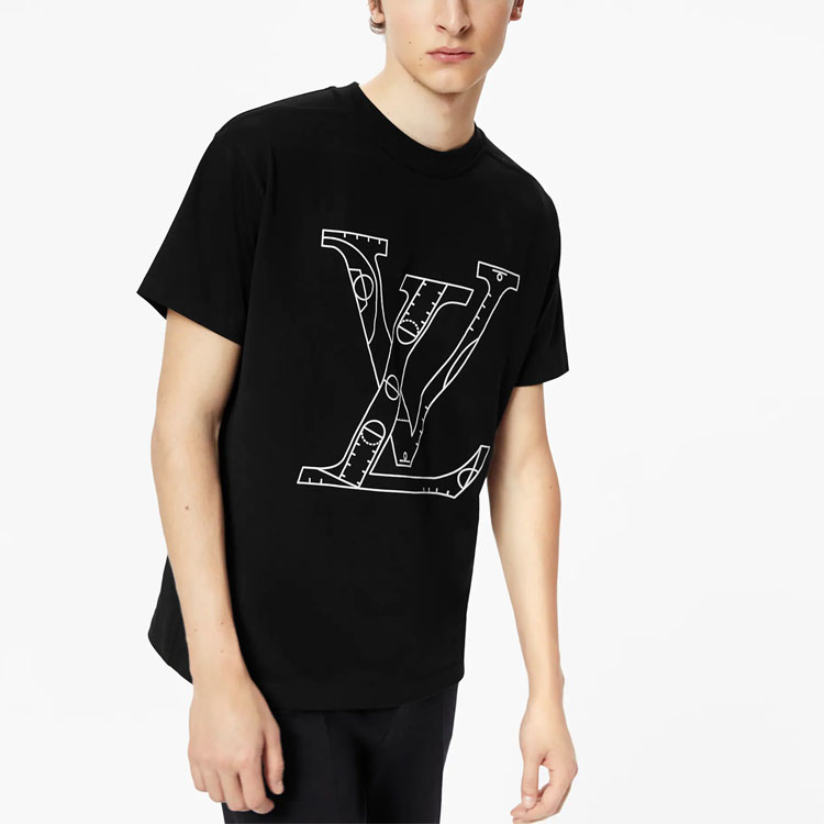 Sizing LOUIS VUITTON x NBA Kaos Unisex Hitam Logo Print Klasik. 1A8X0U