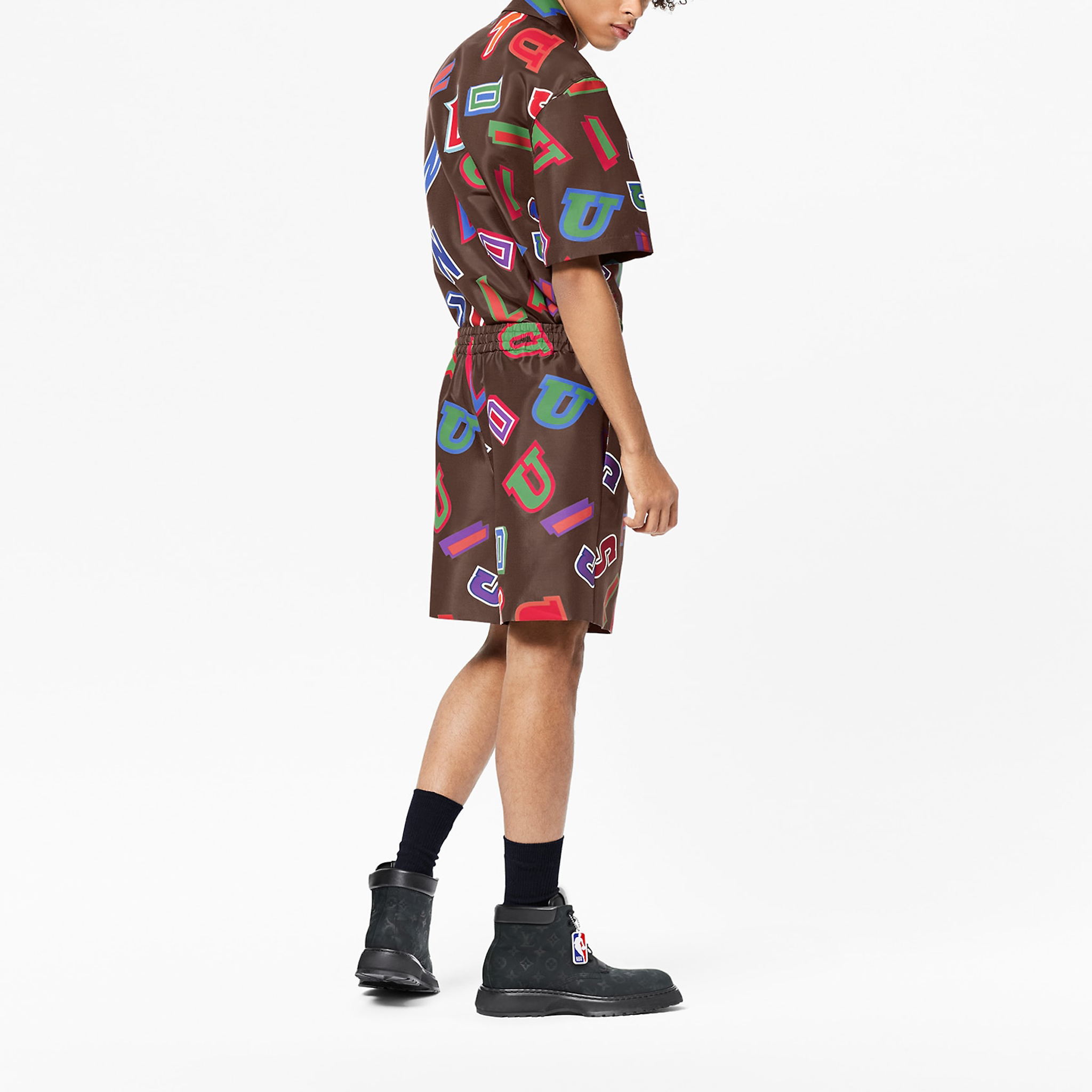Lookbook Celana Pendek Kasual Pria LOUIS VUITTON x NBA Logo Coklat Basketball. 1A90TO