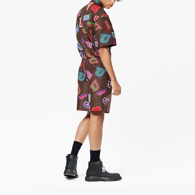 Celana Pendek Kasual Pria LOUIS VUITTON x NBA Logo Coklat Basketball. 1A90TO Lookbook Celana Pendek Kasual Pria LOUIS VUITTON x NBA Logo Coklat Basketball. 1A90TO