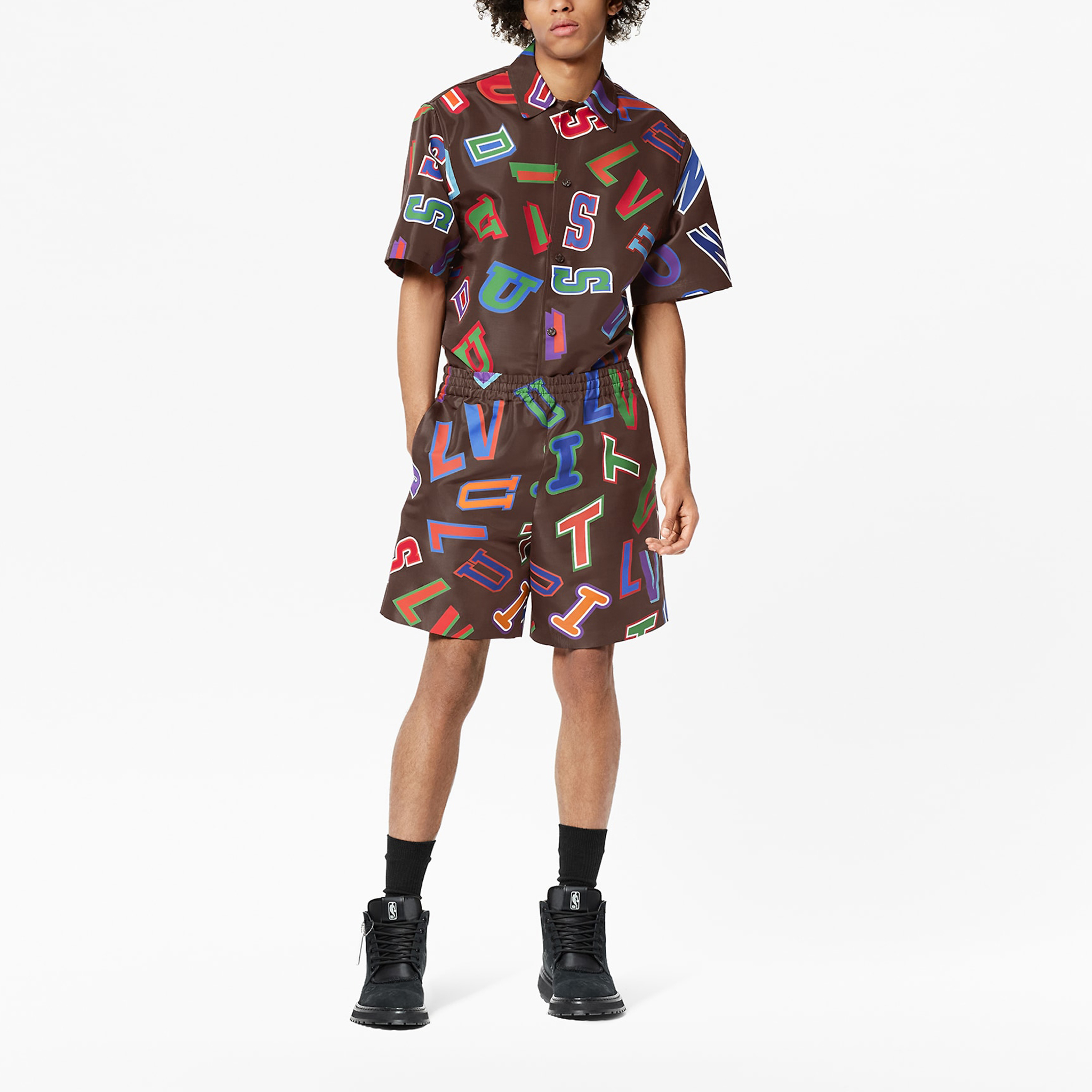 Shop Celana Pendek Kasual Pria LOUIS VUITTON x NBA Logo Coklat Basketball. 1A90TO