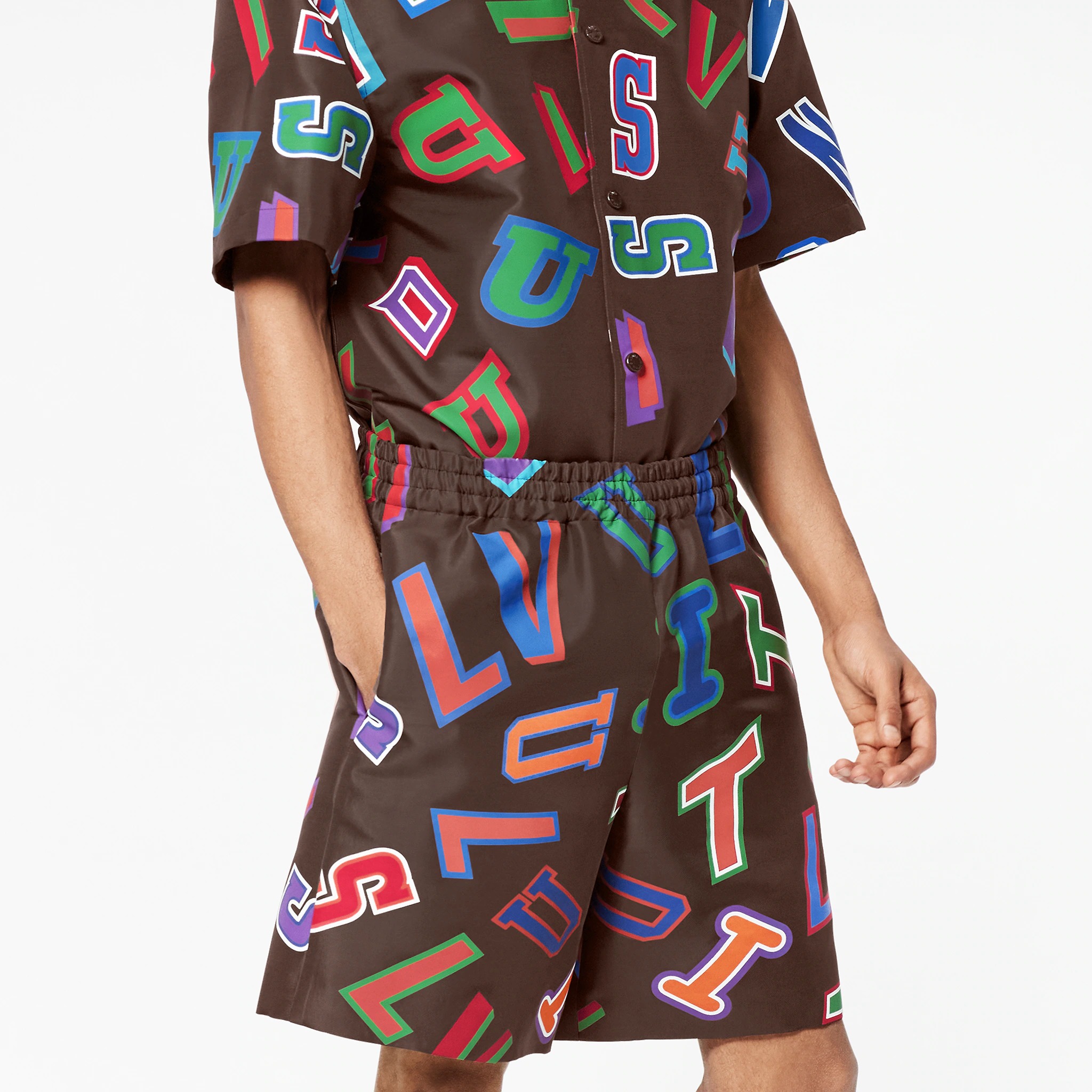 Details for Celana Pendek Kasual Pria LOUIS VUITTON x NBA Logo Coklat Basketball. 1A90TO