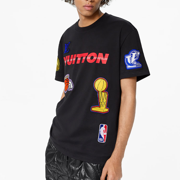 LOUIS VUITTON NBA Multi-Logo Loose Fit T-Shirt Black Crewneck Tee 1A8XEB 圖 4