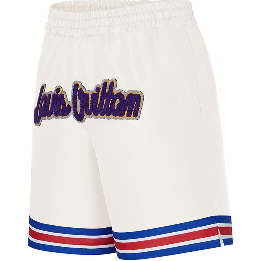 Shop LOUIS VUITTON x NBA Celana Pendek Basket Kulit Putih Pria dengan Logo. 1A90T8