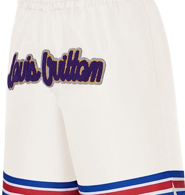 LOUIS VUITTON x NBA Celana Pendek Basket Kulit Putih Pria dengan Logo. 1A90T8 Sizing LOUIS VUITTON x NBA Celana Pendek Basket Kulit Putih Pria dengan Logo. 1A90T8