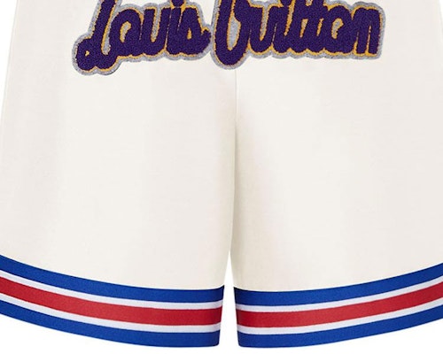 LOUIS VUITTON x NBA Celana Pendek Basket Kulit Putih Pria dengan Logo. 1A90T8 1