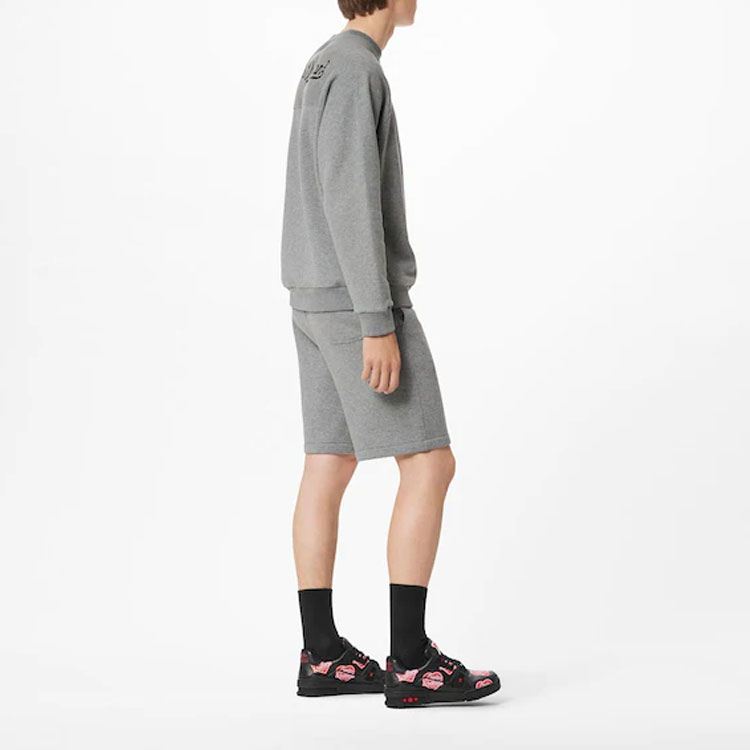 Lookbook 루이비통 x 니고2 LV2 SS22 그레이 하트 로고 프린트 풀오버 스웨트셔츠. 1A9GLT