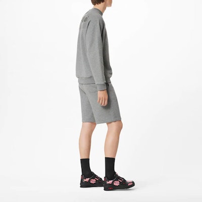 루이비통 x 니고2 LV2 SS22 그레이 하트 로고 프린트 풀오버 스웨트셔츠. 1A9GLT Lookbook 루이비통 x 니고2 LV2 SS22 그레이 하트 로고 프린트 풀오버 스웨트셔츠. 1A9GLT