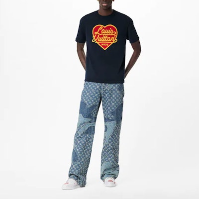 LOUIS VUITTON x NIGO LV2 SS22 Baju-T Logo Hati Besar Biru Gelap. 1A9GM1 Details for LOUIS VUITTON x NIGO LV2 SS22 Baju-T Logo Hati Besar Biru Gelap. 1A9GM1