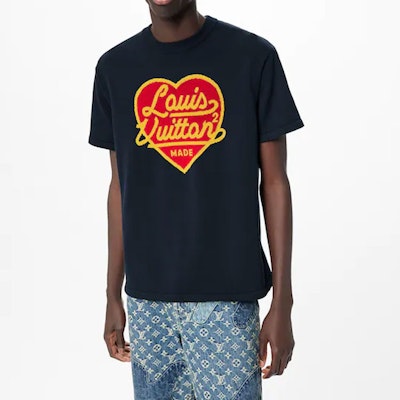 LOUIS VUITTON x NIGO LV2 SS22 Baju-T Logo Hati Besar Biru Gelap. 1A9GM1 Sizing LOUIS VUITTON x NIGO LV2 SS22 Baju-T Logo Hati Besar Biru Gelap. 1A9GM1