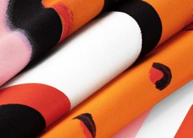 路易威登 x 孙怡恬 豹纹方巾 90粉色 Lookbook 路易威登 x 孙怡恬 豹纹方巾 90粉色