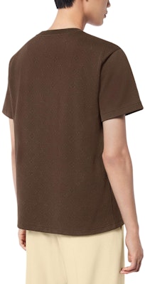 路易威登 x Tyler SS24 压纹标志巧克力棕色口袋短袖T恤 1AFPT6 Sizing 路易威登 x Tyler SS24 压纹标志巧克力棕色口袋短袖T恤 1AFPT6