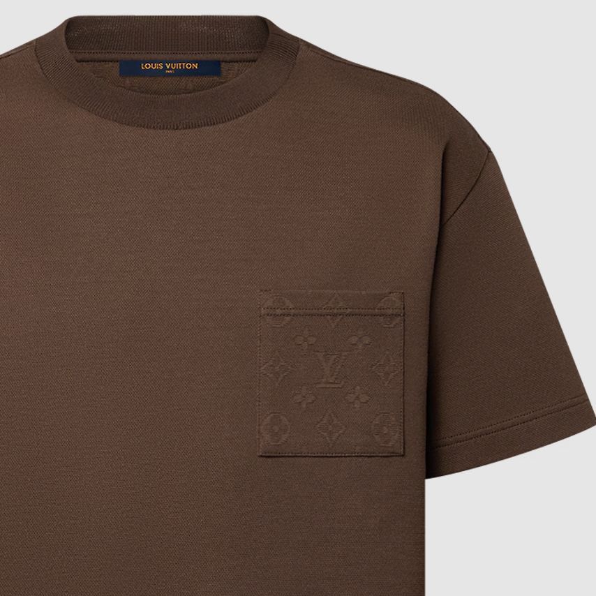 Cheap 路易威登 x Tyler SS24 压纹标志巧克力棕色口袋短袖T恤 1AFPT6