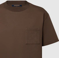 Cheap 路易威登 x Tyler SS24 浮雕Logo口袋T恤 巧克力棕色短袖上衣 1AFPT6