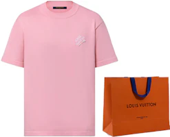 Lookbook LOUIS VUITTON x Tyler SS24 粉色刺繡標誌男性圓領T恤。 1AFPSP