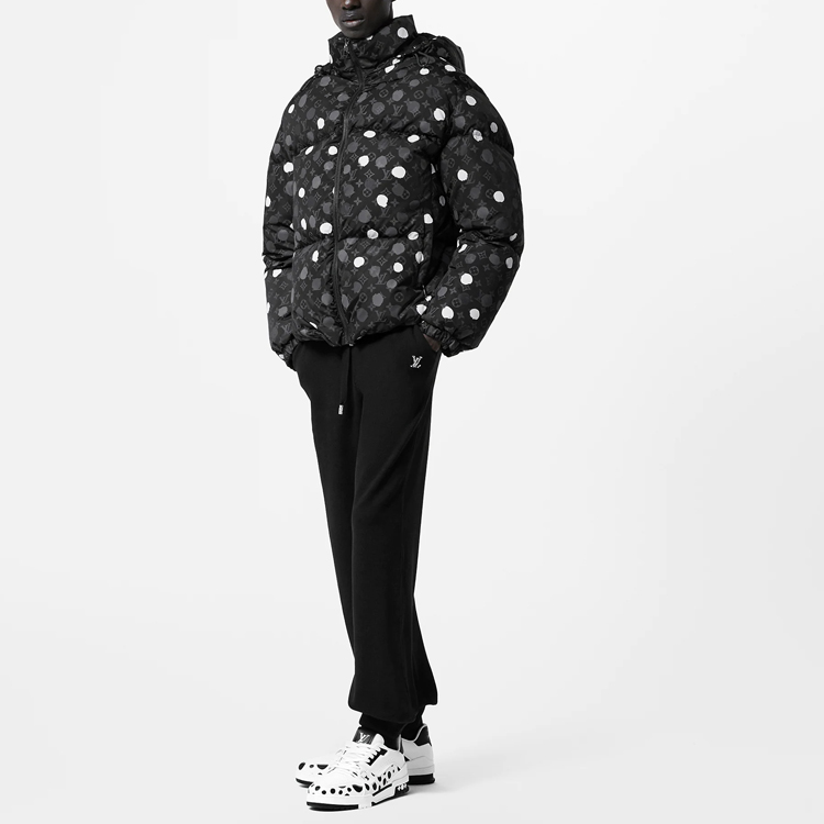 Lookbook 路易威登 x 草间弥生 2023春夏 黑色波点腰带外套 1AB8GN