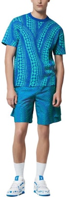 LOUIS VUITTON x Yayoi Kusama SS23 Kaos Logo Wajah Bordir Biru. 1AB6P6 Lookbook LOUIS VUITTON x Yayoi Kusama SS23 Kaos Logo Wajah Bordir Biru. 1AB6P6