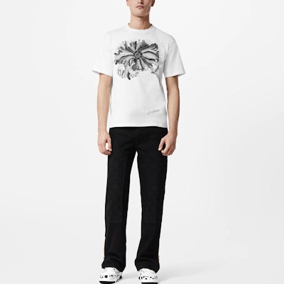 LOUIS VUITTON x 草間彌生 SS23 圖案花卉白色短袖 休閒T恤 1AB6IJ Lookbook LOUIS VUITTON x 草間彌生 SS23 圖案花卉白色短袖 休閒T恤 1AB6IJ