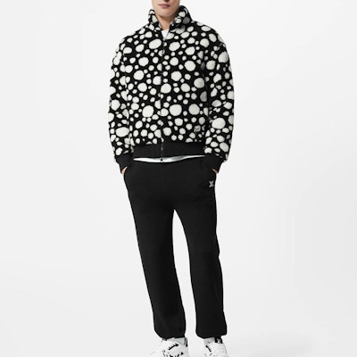 LOUIS VUITTON x Yayoi Kusama SS23 Jaket Fleece Zip Polka Dot Hitam Lelaki. 1AB6HE Lookbook LOUIS VUITTON x Yayoi Kusama SS23 Jaket Fleece Zip Polka Dot Hitam Lelaki. 1AB6HE