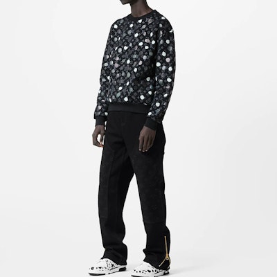 LOUIS VUITTON x Yayoi Kusama SS23 Logo Polka Dot Hitam Sweatshirt. 1AB6J7 Lookbook LOUIS VUITTON x Yayoi Kusama SS23 Logo Polka Dot Hitam Sweatshirt. 1AB6J7