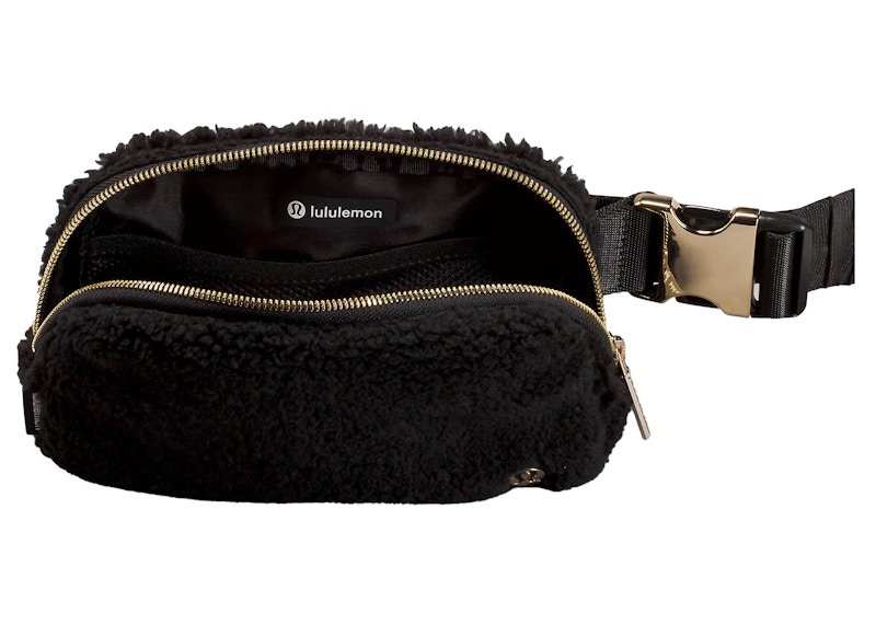 Lookbook Lululemon 黑色羊毛腰包斜挎包