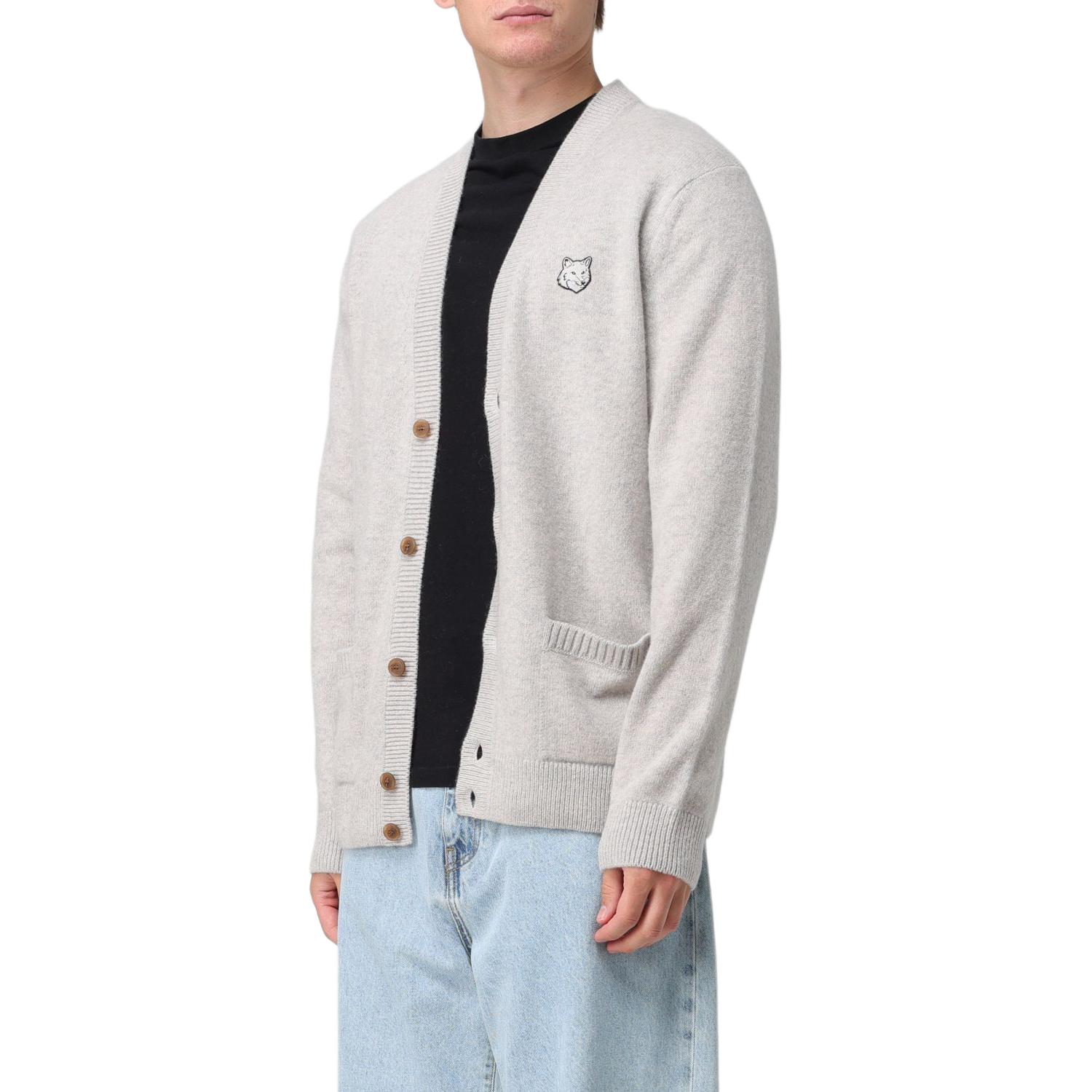 Shop Maison Kitsune Kardigan Rajut Kelabu V-Leher Berbutang dengan Logo. NM00506KT1006-H120