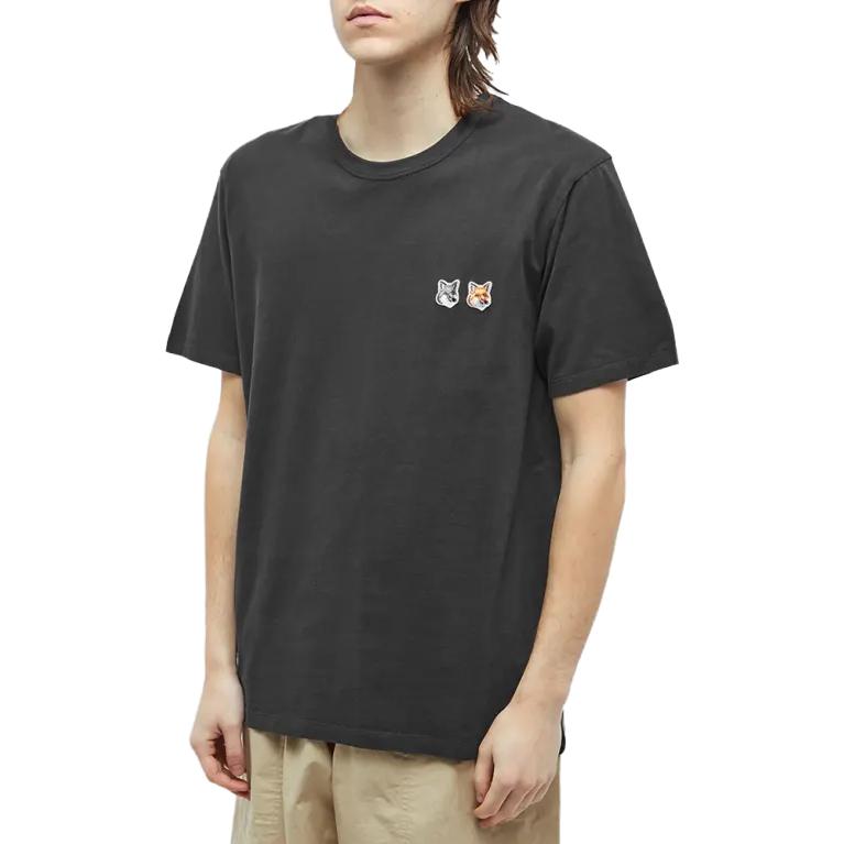 Lookbook Maison Kitsune Double Fox Patch Unisex Baju-T Hitam Lengan Pendek BU00103KJ0008-P195