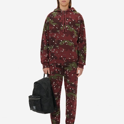 Maison Kitsune FW22 男女迷彩連帽酒紅色休閒穿搭. JM00344KM0019-O596 Lookbook Maison Kitsune FW22 男女迷彩連帽酒紅色休閒穿搭. JM00344KM0019-O596