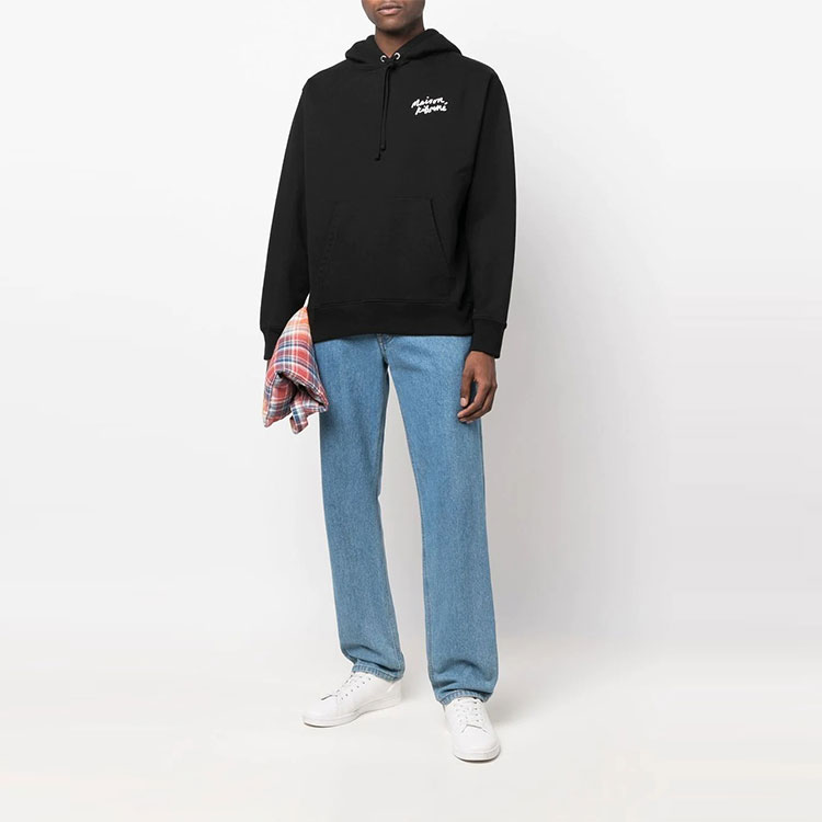 Lookbook メゾンキツネ SS22 メンズ ロゴプリント ブラックプルオーバーパーカー. IU00330KM0020-P199