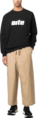 Maison Kitsune SS23 Seluar Santai Kaki Lurus Warna Khaki. KM01187WQ0054-P220 Lookbook Maison Kitsune SS23 Seluar Santai Kaki Lurus Warna Khaki. KM01187WQ0054-P220