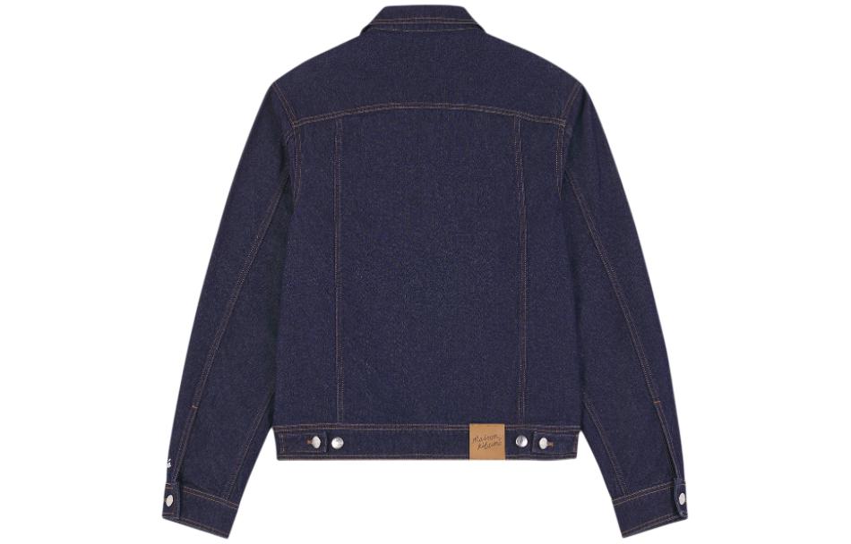 Lookbook Maison Kitsune SS24 Jaket Denim Hitam dengan Tulisan & Kolar Single-Breasted MM02112W0081-P470