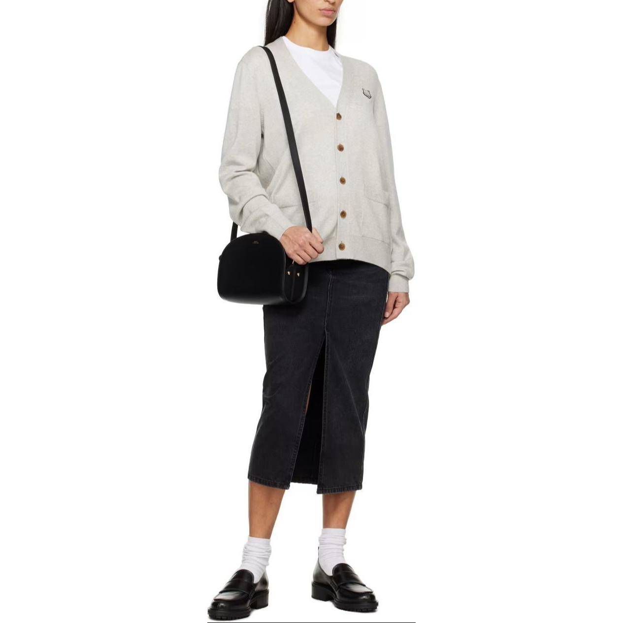 Shop Maison Kitsune SS24 Kardigan Rajutan Longgar Leher-V Kelabu Muda Corak Logo. MM00509KT1036-H120