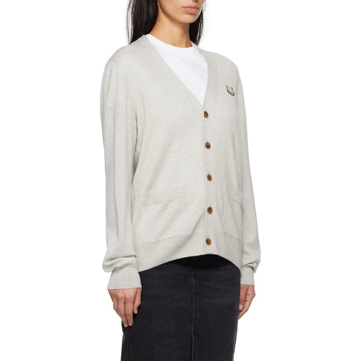 Sizing Maison Kitsune SS24 Kardigan Rajutan Longgar Leher-V Kelabu Muda Corak Logo. MM00509KT1036-H120