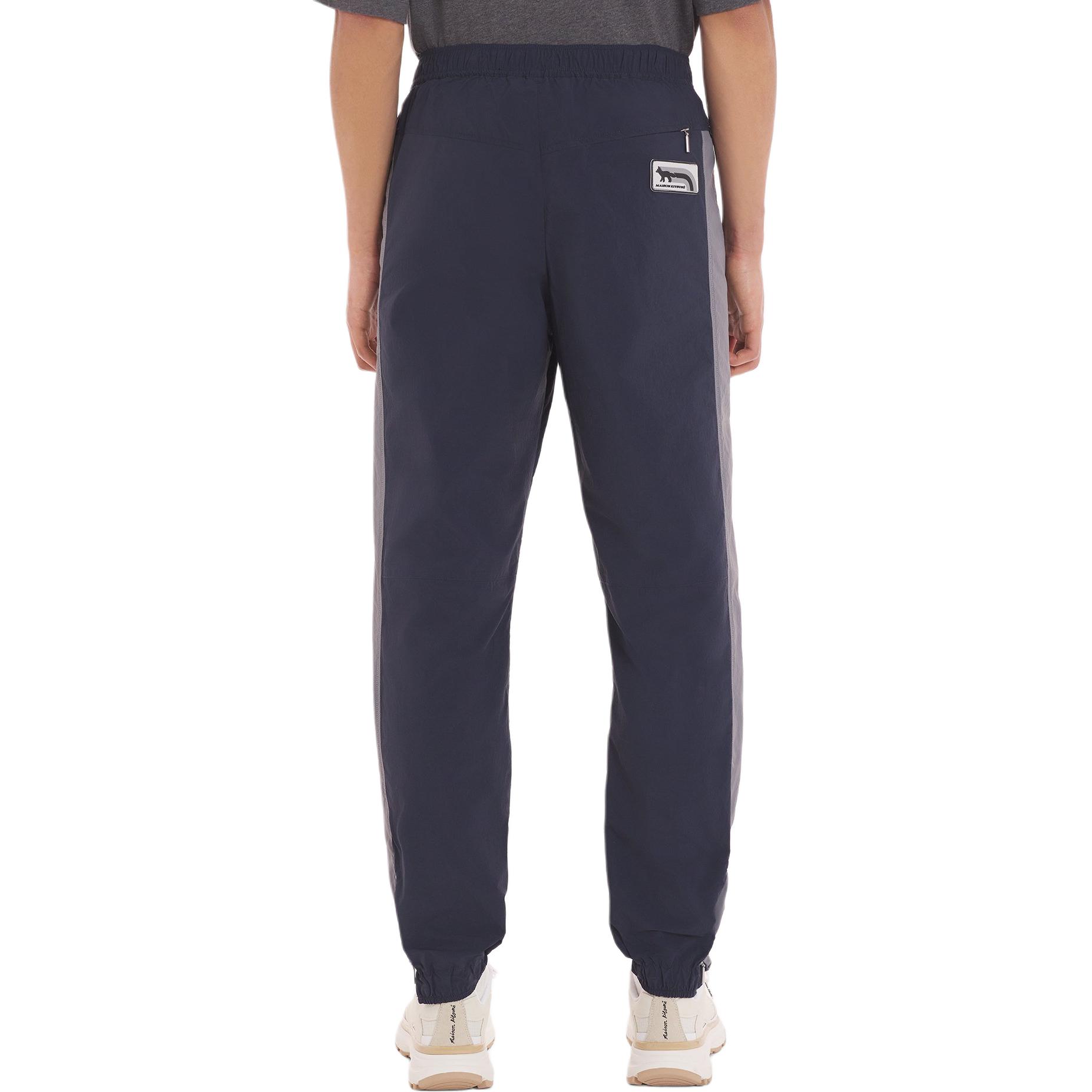 Purchase Maison Kitsune SS24 Navy Seluar Track Berjalur Sisi dengan Poket Zip. MM01101WQ0072-P480