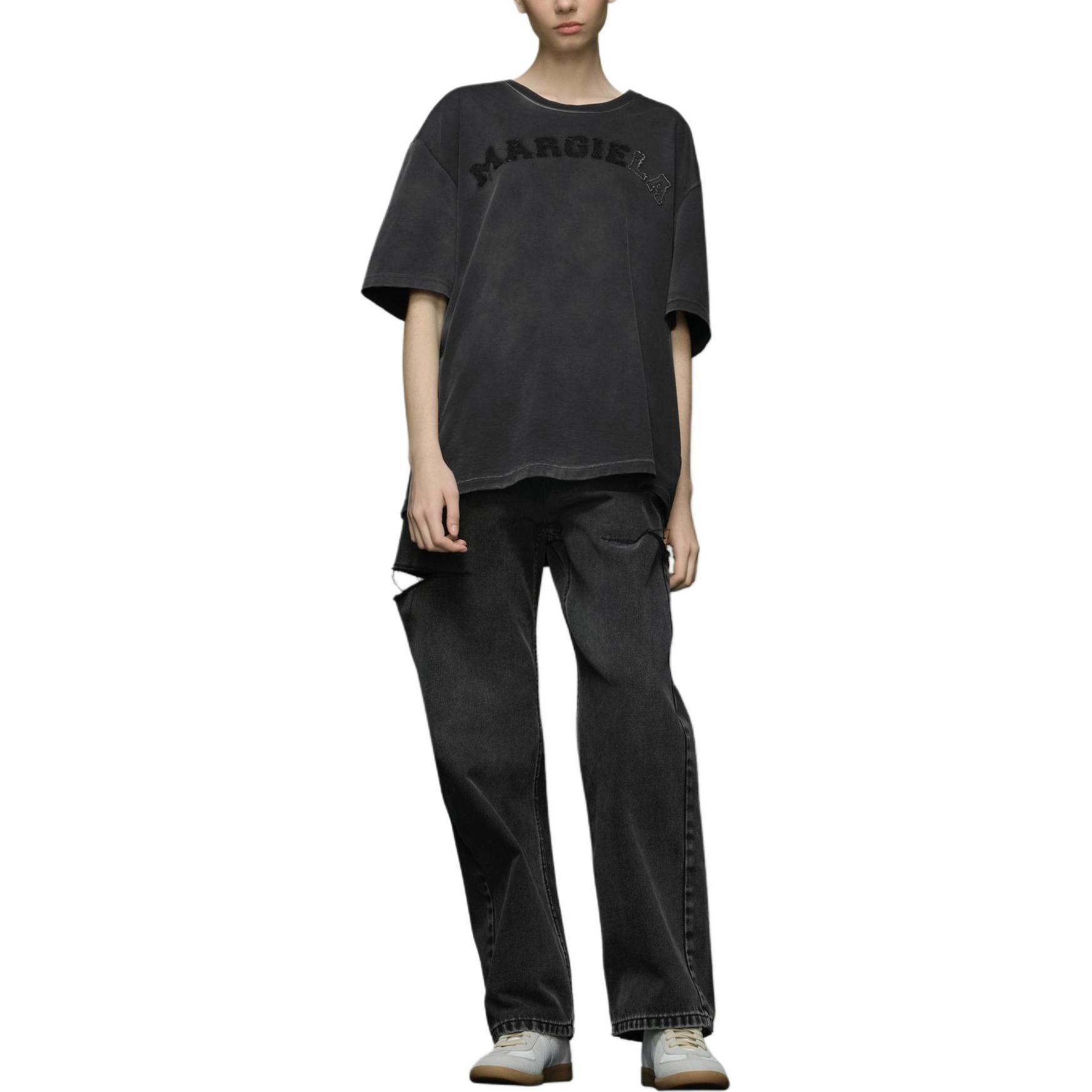 Shop Maison Margiela Kaos Longgar Cetak Huruf Crew Neck Warna Abu Gelap. S50GC0685S23883-860