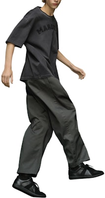 Maison Margiela Kaos Longgar Cetak Huruf Crew Neck Warna Abu Gelap. S50GC0685S23883-860 Sizing Maison Margiela Kaos Longgar Cetak Huruf Crew Neck Warna Abu Gelap. S50GC0685S23883-860