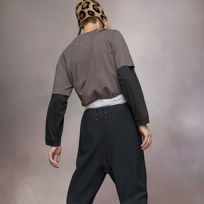 Maison Margiela Kaos Pendek Polos Warna Abu-Arang S50GC0690S24347860 Shop Maison Margiela Kaos Pendek Polos Warna Abu-Arang S50GC0690S24347860