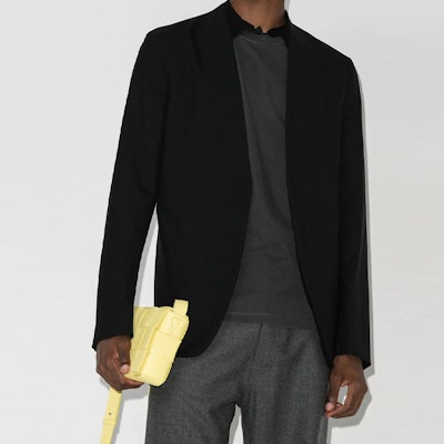 Maison Margiela FW21 Jas Hitam Tanpa Kerah Slim Fit. S50BN0447S44330 Lookbook Maison Margiela FW21 Jas Hitam Tanpa Kerah Slim Fit. S50BN0447S44330