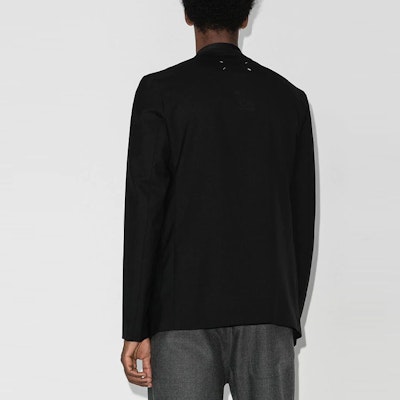 Maison Margiela FW21 Jas Hitam Tanpa Kerah Slim Fit. S50BN0447S44330 Shop Maison Margiela FW21 Jas Hitam Tanpa Kerah Slim Fit. S50BN0447S44330