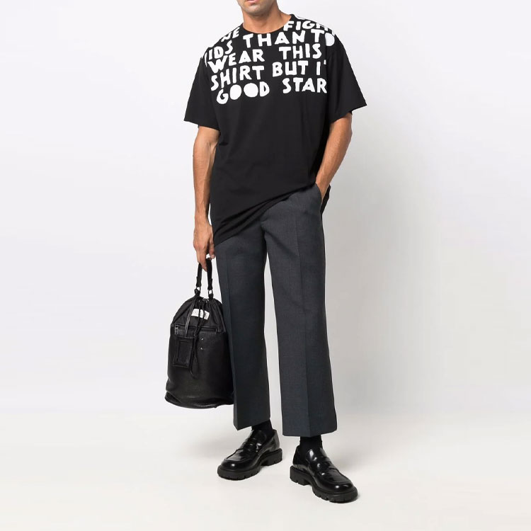 Lookbook Maison Margiela FW21 Kaos Crewneck Hitam dengan Slogan Cetak S50GC0663S22816900