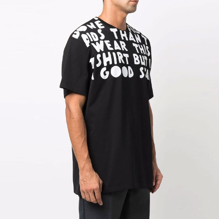 Shop Maison Margiela FW21 Kaos Crewneck Hitam dengan Slogan Cetak S50GC0663S22816900