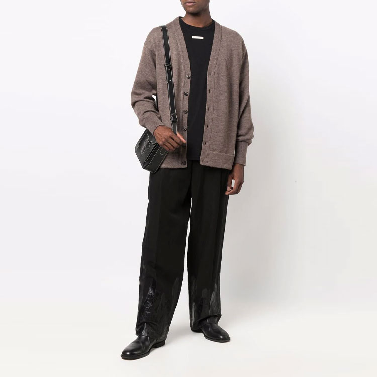 Lookbook Cardigan de lana Maison Margiela FW21 parches en codo marrón para hombres. S50HA1033S17835134M