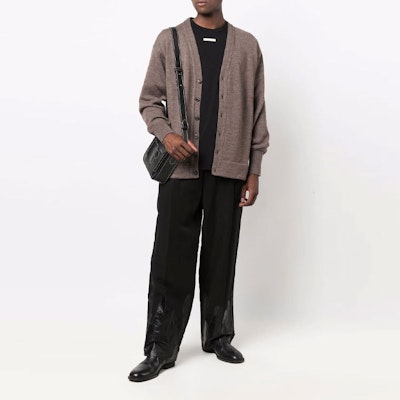 Cardigan de lana Maison Margiela FW21 parches en codo marrón para hombres. S50HA1033S17835134M Lookbook Cardigan de lana Maison Margiela FW21 parches en codo marrón para hombres. S50HA1033S17835134M