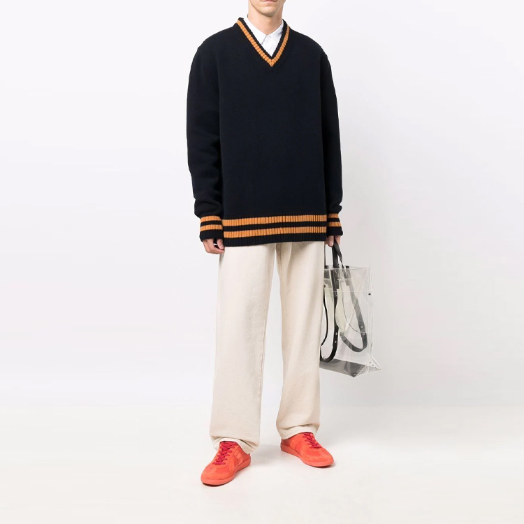 Lookbook Jersey de Lana a Rayas con Cuello en V Maison Margiela FW21 Azul Marino. S50HA1027S17834511F