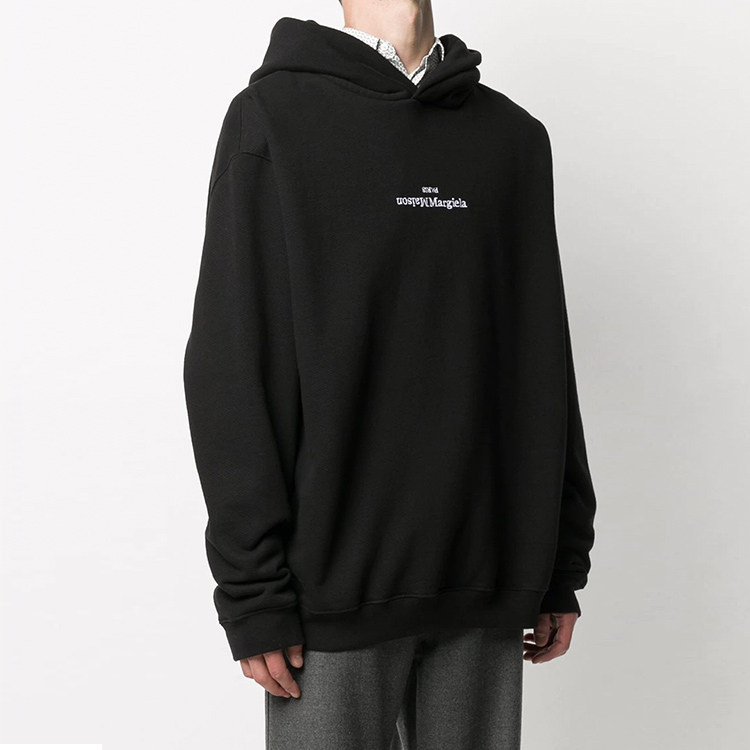 Shop Sudadera Unisex Negra Maison Margiela Logo Letras Invertidas. S50GU0149S25451-BLK