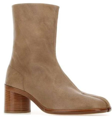 Bottes Cheville Cuir à Talon Bloc et Bout Rond Maison Margiela ''Marron'' S57WU0132PR058T2172 Lookbook Bottes Cheville Cuir à Talon Bloc et Bout Rond Maison Margiela ''Marron'' S57WU0132PR058T2172